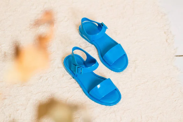 蓝色的夏装拖鞋背景孤立 时尚概念 — 图库照片