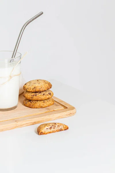 Biscotti Fatti Casa Sul Tagliere Legno Bicchiere Latte Sfondo Bianco — Foto Stock