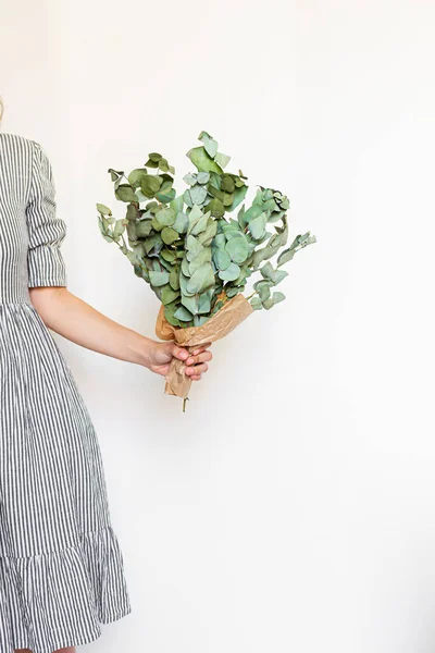 Florist Membuat Karangan Bunga Eukaliptus Dengan Latar Belakang Putih Konsep — Stok Foto