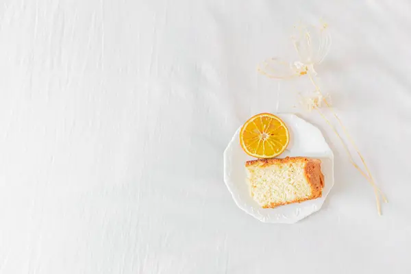 Composición Del Desayuno Con Pastel Naranja Sobre Plato Blanco Sobre —  Fotos de Stock