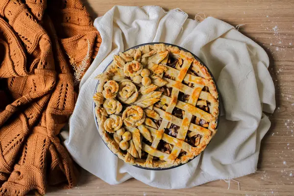 Geschmückter Apfelkuchen Auf Einem Tisch Herbstliche Komposition Gemütliches Konzept Blog — Stockfoto