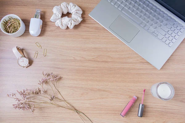 Skønhed Blog Mode Koncept Kvindelige Stylet Tilbehør Laptop Fundament Papirklip - Stock-foto