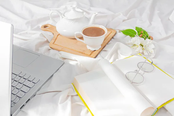 사무용품을 사무실 지저분한 침대에 우유를 노트북 주전자 — 스톡 사진
