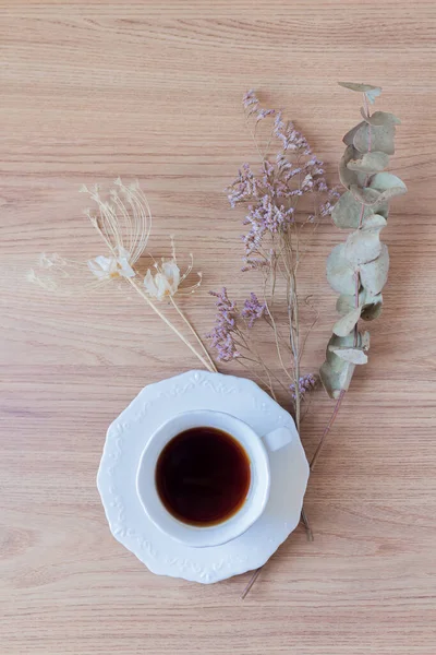 早餐配以一杯咖啡 干桉叶和干花 上午例程概念 — 图库照片