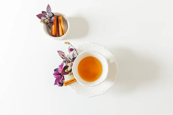 Vista Superior Xícara Composição Chá Gengibre Com Roxo Folhas Rosa — Fotografia de Stock