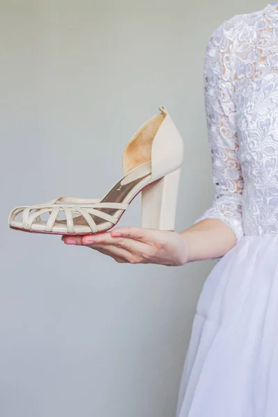 Молодая Красивая Невеста Держа Обувь — стоковое фото