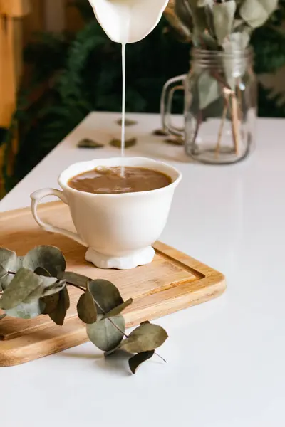 在木板上放上桉树叶的咖啡杯 — 图库照片