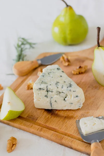 Composition Blue Cheese Green Pears Walnut Kernels Cutting Board — Stock Photo, Image