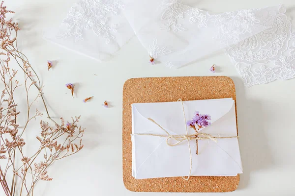 Béžové Svatební Pozvánky Bílá Obálka Sušené Květiny Krajkový Textil Sisalové — Stock fotografie