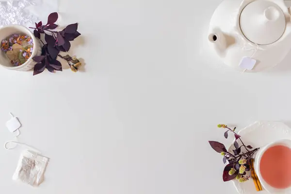 Чашка Имбирного Чая Чайником Пакетик Чая Фиолетовые Листья Белом Фоне — стоковое фото