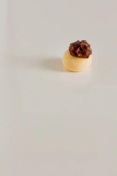 Delicioso Caramelo Chocolate Blanco Aislado Sobre Fondo Blanco —  Fotos de Stock