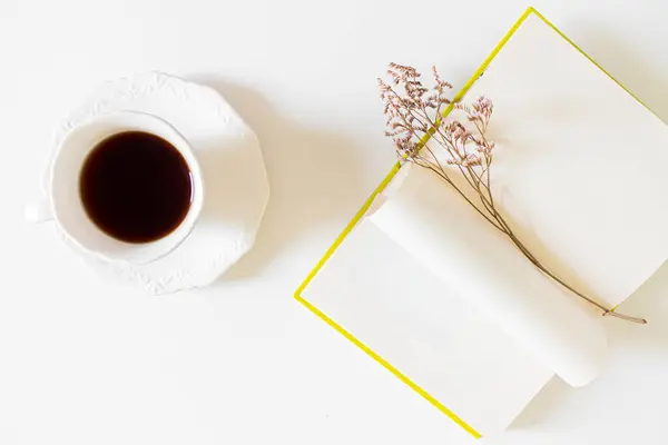 Tasse Schwarzen Kaffee Mit Aufgeschlagenem Buch Und Getrockneten Blumen — Stockfoto