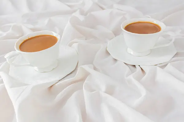 Kaffeebecher Mit Milch Auf Einem Unordentlichen Bett Gemütliche Kaffeepause Frühstückszusammensetzung — Stockfoto