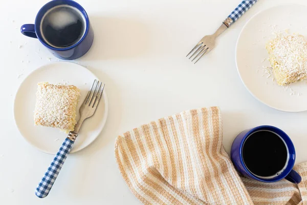 ココナッツケーキとコーヒーのマグカップで朝食ベージュの居心地の良い構成のトップビュー — ストック写真