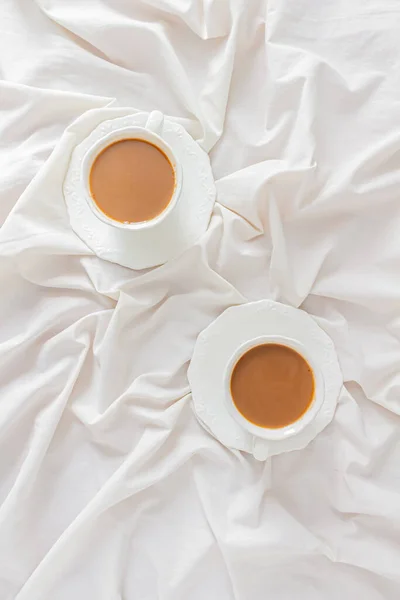 混乱したベッドでミルクでコーヒーを飲む コーヒーブレイクのコンセプト 朝食コンポジション — ストック写真