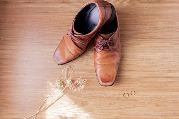 Zapatos Cuero Para Hombre Con Anillos Boda Sobre Fondo Madera —  Fotos de Stock