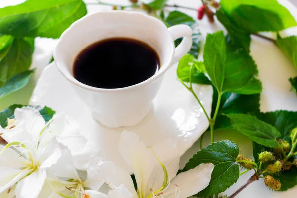 Nahaufnahme Einer Tasse Schwarzen Kaffees Mit Grünen Blättern Und Weißen — Stockfoto