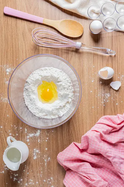 Ahşap Masada Malzemeler Aletlerle Pişirmek Için Hamur Hazırlıyorum Kasede Yumurta — Stok fotoğraf