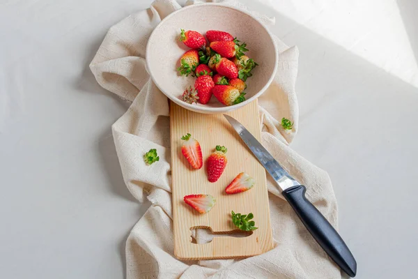 Strawberries Bowl Cutting Board White Styled Background — Stock Photo, Image