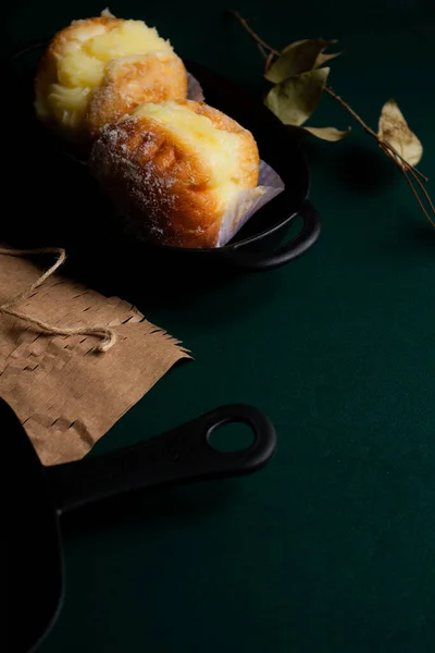 Берлинские Пончики Черной Сковороде Концепция Бразильской Пекарни — стоковое фото