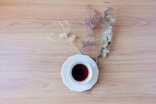 Frukostsammansättning Med Kopp Kaffe Och Torkade Eukalyptusblad Och Torkade Blommor — Stockfoto