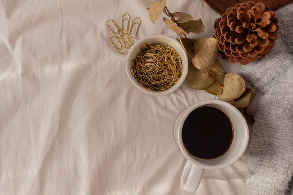 秋天的作文 米色亚麻布床和一杯 生活方式 时尚季节观念 — 图库照片