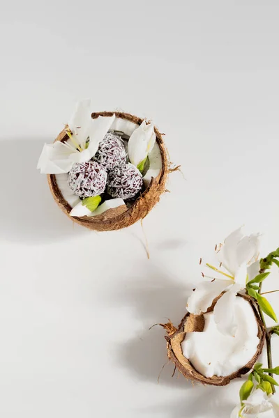 Σοκολάτα Και Καραμέλες Καρύδας Μπολ Καρύδας Διακοσμημένα Λευκό Λουλούδι — Φωτογραφία Αρχείου