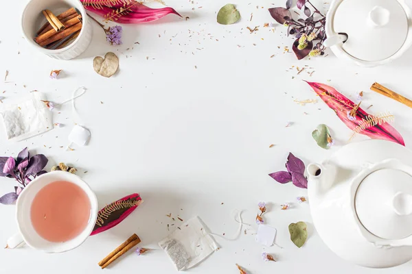 Çaydanlık Tarçın Fincan Çay Süzgeci Mor Pembe Yapraklar Beyaz Arka — Stok fotoğraf