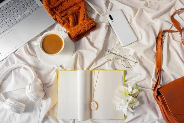 사무용품을 사무실 노트북 목걸이 스웨터 우유를 커피의 지저분한 침대에 나무로 — 스톡 사진