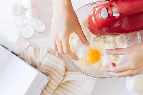 Mutfak Eşyaları Beyaz Arka Planda Pasta Hazırlama Konsepti Yumurtalarla Mutfak — Stok fotoğraf