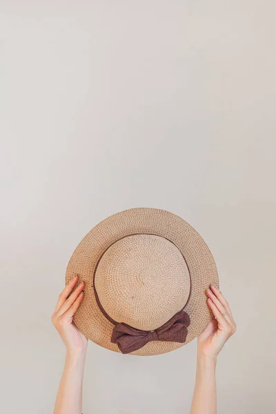 Hasır Şapka Tutan Genç Kadın Elleri Bahar Minimalist Kavramı — Stok fotoğraf