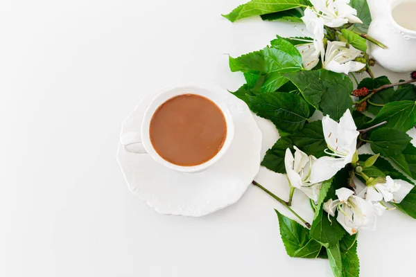 Vista Superior Xícara Café Com Flores Brancas Folhas Verdes Branco — Fotografia de Stock