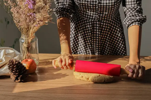Mutfaktaki Ahşap Masada Hamuru Yuvarlamak Için Merdane Kullanan Bir Kadın — Stok fotoğraf