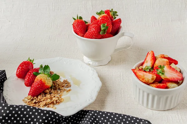 Strawberries Breakfast Strawberries Granola Honey White Plate — Stock Photo, Image
