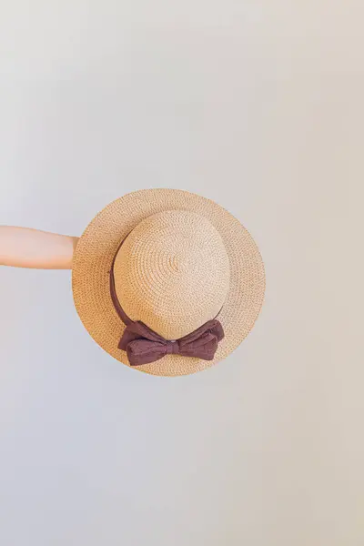 Hasır Şapka Tutan Genç Bir Kadın Bahar Minimalist Kavramı — Stok fotoğraf