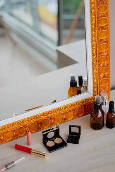 Gesneden Spiegelbeeld Met Cosmetische Set Make Samenstelling Modern Klassiek Design — Stockfoto