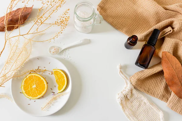Kosmetické Lázeňské Béžové Složení Koupelovou Solí Pomerančovými Plátky Bílém Pozadí — Stock fotografie
