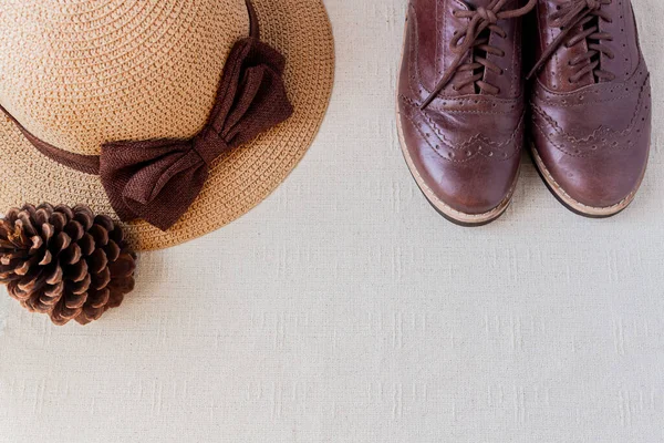 Pantofi Oxford Maro Închis Epocă Pălărie Paie Pin Fond Alb — Fotografie, imagine de stoc