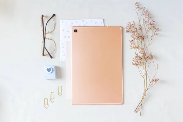 Flat Lay Rose Gold Tablet Cozy Space Mock Top View — Stock Photo, Image