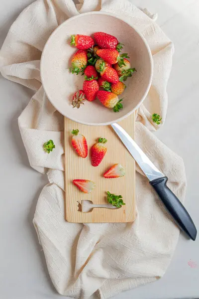 朝食のためのイチゴ ホワイトプレートのイチゴ — ストック写真