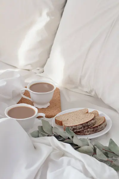 朝のロマンチックな朝食コンセプト ベッドでコーヒーを飲みながらスライスしたパン — ストック写真