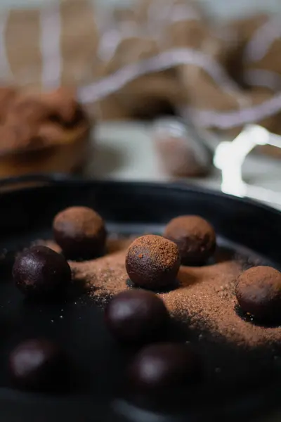 Шоколадные Трюфели Покрытые Какао Порошком Серый Фон Вкусный Десерт — стоковое фото