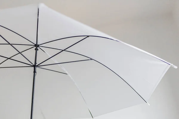 白色背景上切好的白色雨伞 最低纲领概念 — 图库照片