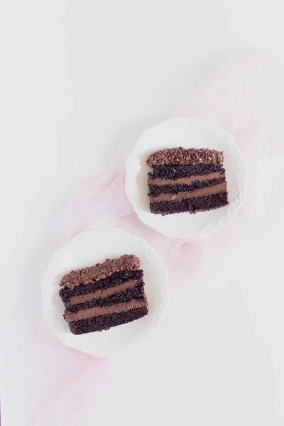 Zwei Teller Mit Schokoladenkuchenstücken Die Mit Rosa Tuch Verziert Sind — Stockfoto