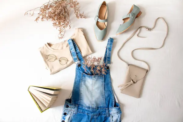 Feminino Primavera Verão Composição Moda Com Macacão Jeans Fundo Lençol — Fotografia de Stock