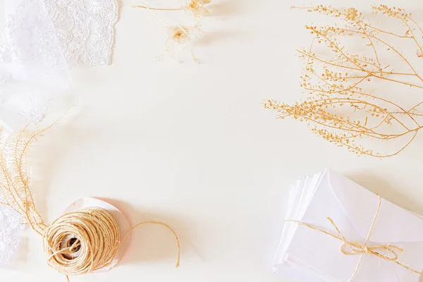 Béžové Svatební Pozvánky Bílé Obálky Sušené Květiny Krajkový Textil Sisalové — Stock fotografie