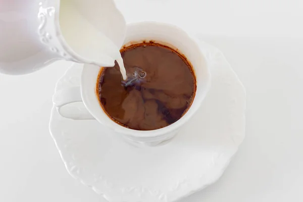 白い背景にミルクが入ったコーヒーカップ コーヒーブレイクのコンセプト 朝食コンポジション — ストック写真