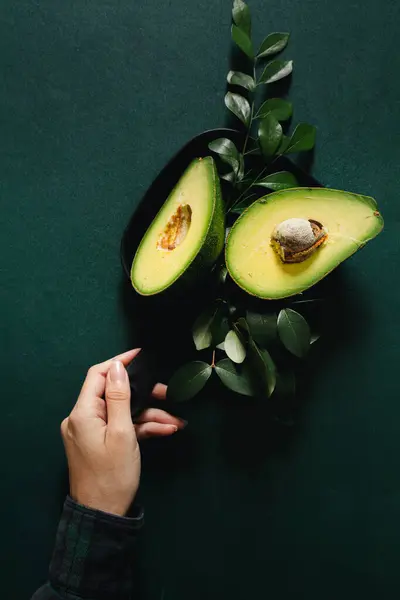 Snijd Rauwe Avocado Helemaal Groen Vlakke Lay Bovenaanzicht Creatief Voedselconcept — Stockfoto