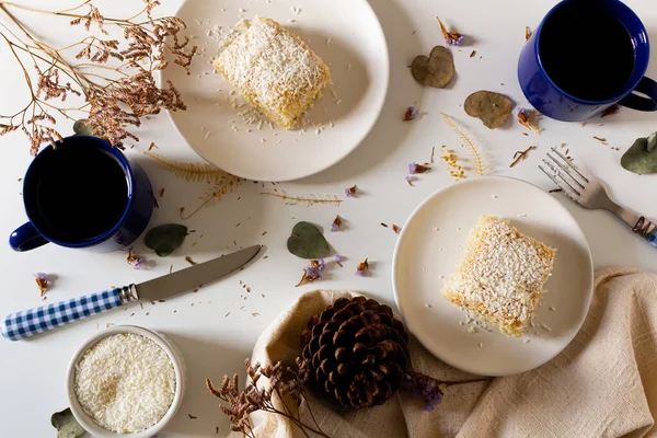 Vista Superior Composición Acogedora Beige Desayuno Con Pastel Coco —  Fotos de Stock