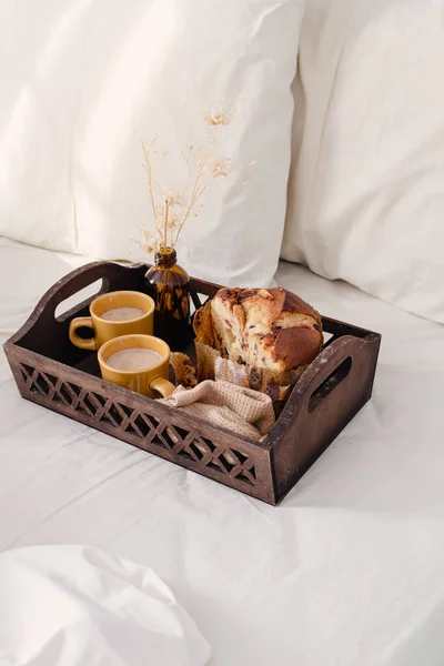 Breakfast Dark Wooden Vintage Tray Bed Light Beige Sheet Pillows — Stock Photo, Image